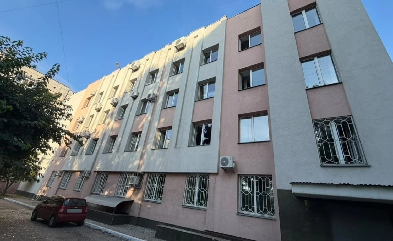 Під час обстрілу Кременчука пошкоджено будівлю податкової